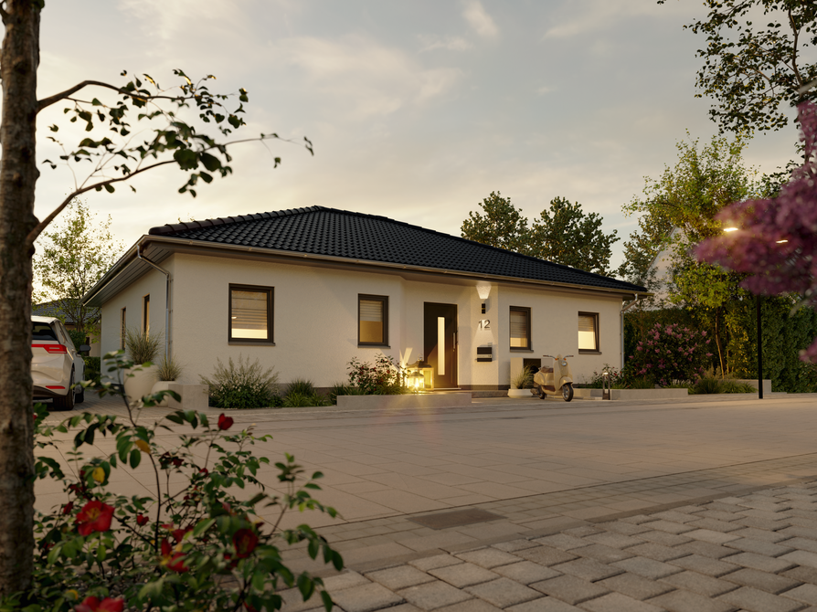 Winkelbungalow 108 – Eingangsbereich bei Abenddämmerung Straßenansicht des Winkelbungalow 108 bei untergehender Sonne mit beleuchtetem Eingangsbereich, Vorgarten und Hausnummer 12.