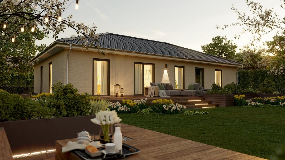 Der Bungalow 131 mit Blick in den Garten auf die Terrasse in Abendstimmung