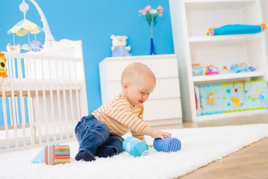 Fotolia_7175611_Subscription_XXL Baby mit Spielzeug